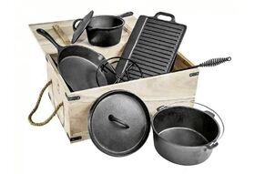 HI Kochtopf Set 'Dutch Oven' 9-teilig 1 Topf, 1 Stieltopf, 1 Topfständer, 1 Pfanne, 1 Grillplatte, 1 Deckelheber, 1 Holzkiste