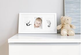 PEARHEAD Fotorahmen 'Baby' für Foto und Hand- und Fußtintenabdruck Inhalt: 1 x Bilderrahmen, 4 x Kärtchen für Abdrücke (beidseitig verwendbar), 1 x Tinten-Pad, 1 x Passepartout, mit Sägezahnaufhänger