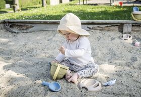 DANTOY Grean Bean Sandspielzeug-Set 4-teilig 1 Eimer, Schaufel, Harke und 1 Förmchen